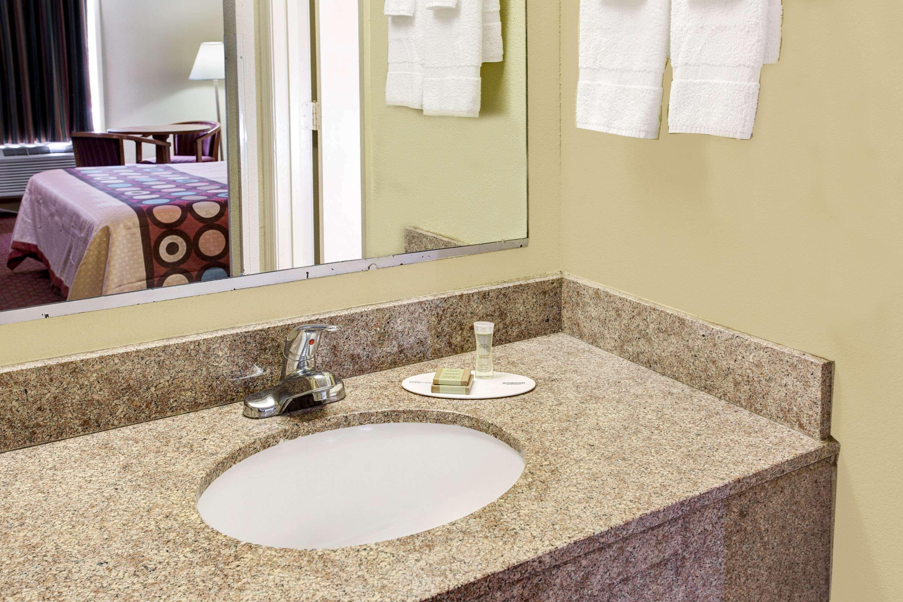 Super 8 By Wyndham Walterboro Hotel Buitenkant foto