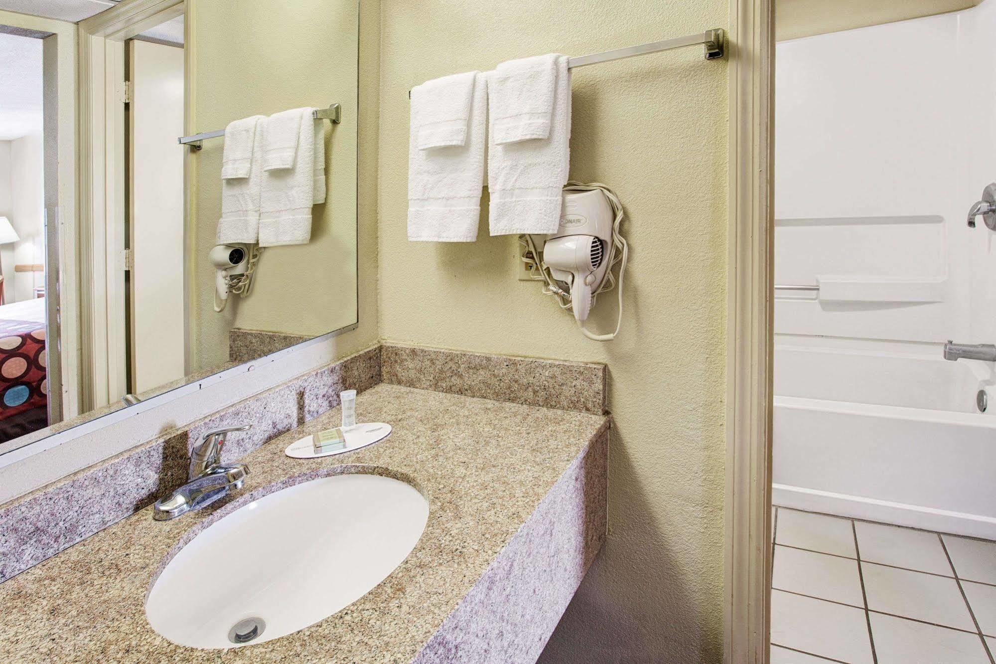 Super 8 By Wyndham Walterboro Hotel Buitenkant foto